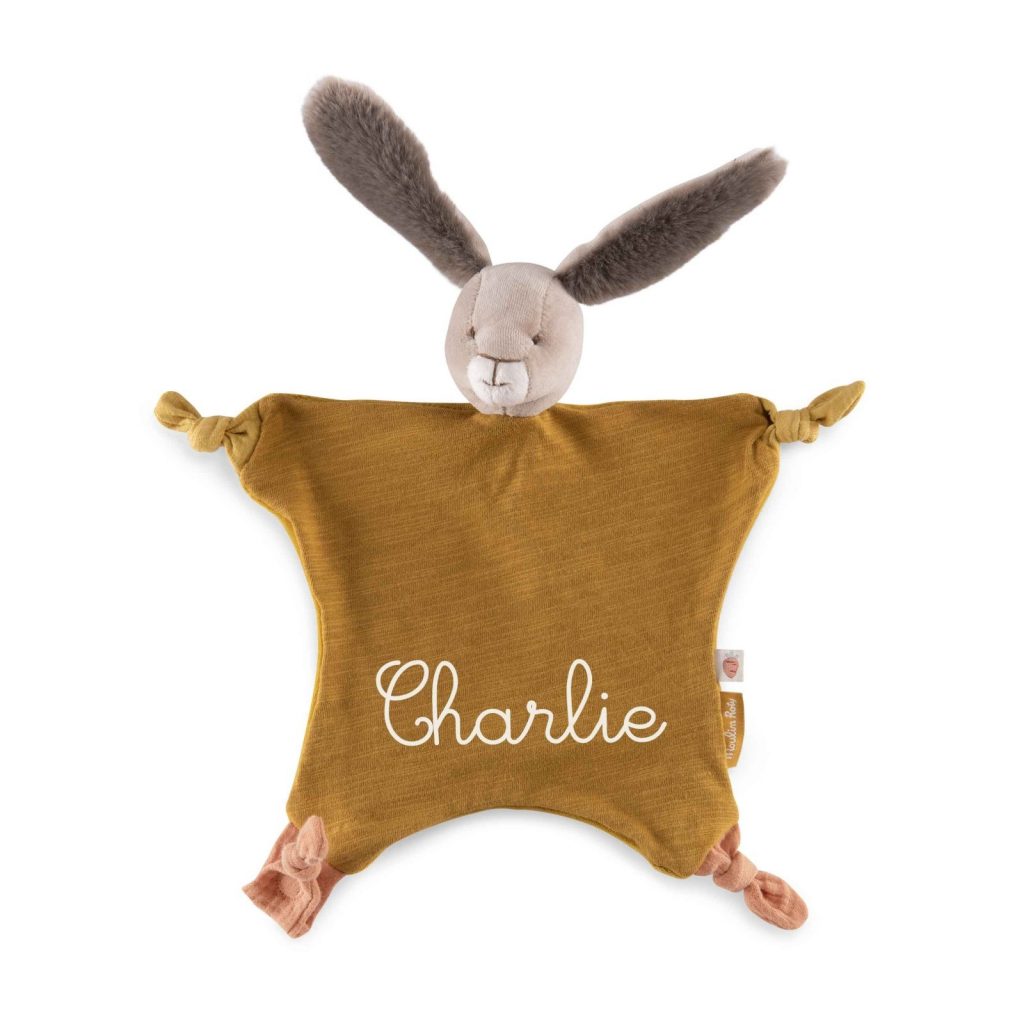 le doudou personnalisable de la collection les trois petits lapins de chez Moulin Roty